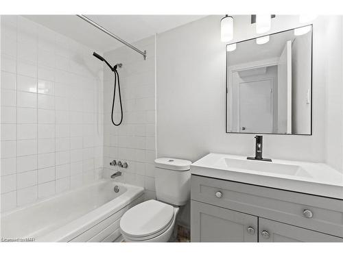 1704-150 Charlton Avenue E, Hamilton, ON - Indoor Photo Showing Bathroom