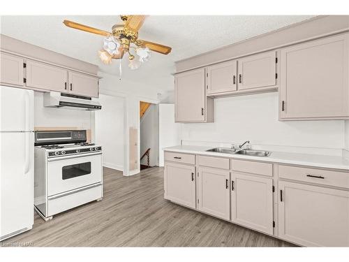 27 Classic Avenue, Welland, ON - Indoor Photo Showing Kitchen With Double Sink