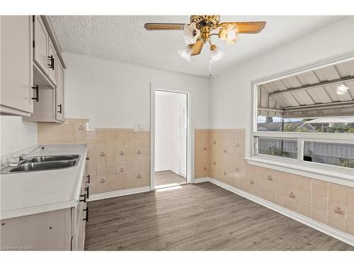 27 Classic Avenue, Welland, ON - Indoor Photo Showing Kitchen With Double Sink