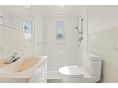 27 Classic Avenue, Welland, ON - Indoor Photo Showing Bathroom