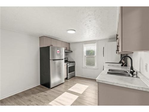 27 Classic Avenue, Welland, ON - Indoor Photo Showing Kitchen With Double Sink