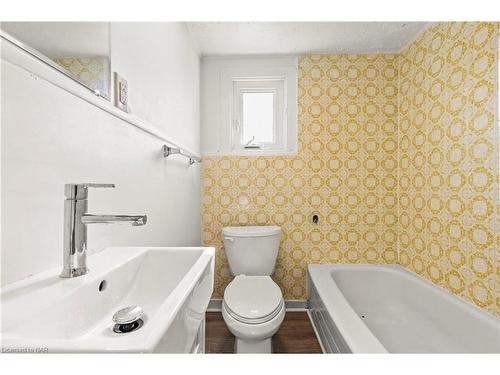 27 Classic Avenue, Welland, ON - Indoor Photo Showing Bathroom