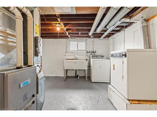 27 Classic Avenue, Welland, ON - Indoor Photo Showing Laundry Room