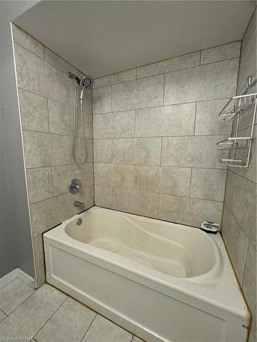 31 Lampman Crescent, Thorold, ON - Indoor Photo Showing Bathroom