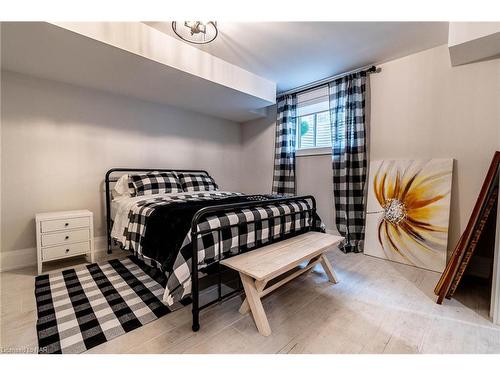 1156 Line Avenue, Fonthill, ON - Indoor Photo Showing Bedroom