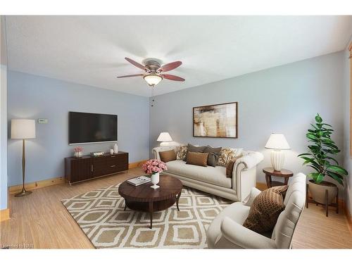 5701 Strathmore Crescent, Niagara Falls, ON - Indoor Photo Showing Living Room