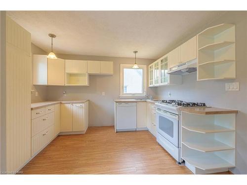 5701 Strathmore Crescent, Niagara Falls, ON - Indoor Photo Showing Kitchen