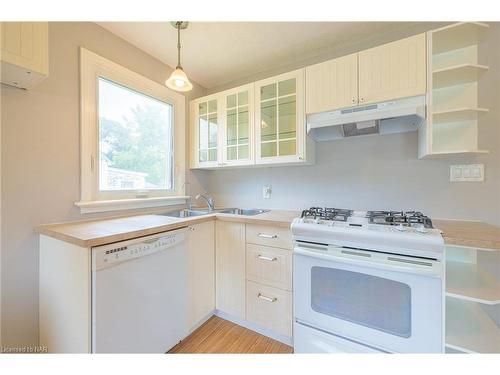 5701 Strathmore Crescent, Niagara Falls, ON - Indoor Photo Showing Kitchen With Double Sink