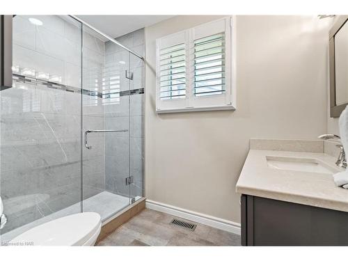 4110 Glenayr Avenue, Niagara Falls, ON - Indoor Photo Showing Bathroom