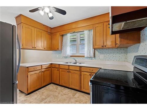 4110 Glenayr Avenue, Niagara Falls, ON - Indoor Photo Showing Kitchen With Double Sink