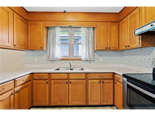4110 Glenayr Avenue, Niagara Falls, ON - Indoor Photo Showing Kitchen With Double Sink