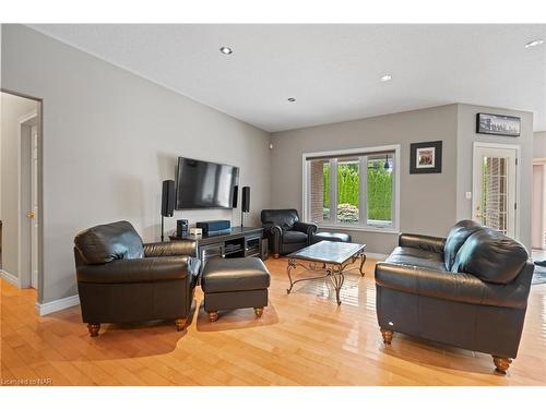2663 Thompson Road, Niagara Falls, ON - Indoor Photo Showing Living Room