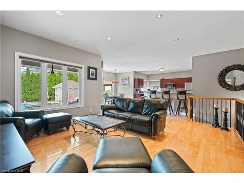 2663 Thompson Road, Niagara Falls, ON - Indoor Photo Showing Living Room