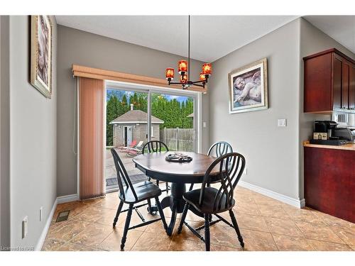 2663 Thompson Road, Niagara Falls, ON - Indoor Photo Showing Dining Room