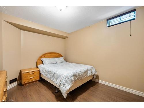 2663 Thompson Road, Niagara Falls, ON - Indoor Photo Showing Bedroom