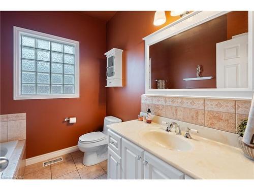 2663 Thompson Road, Niagara Falls, ON - Indoor Photo Showing Bathroom