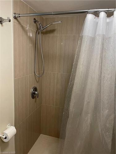 Lower-4961 Armoury Street, Niagara Falls, ON - Indoor Photo Showing Bathroom