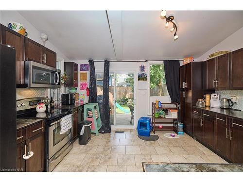 5215 Palmer Avenue, Niagara Falls, ON - Indoor Photo Showing Kitchen
