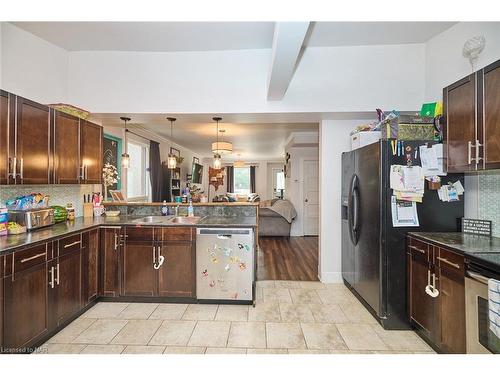 5215 Palmer Avenue, Niagara Falls, ON - Indoor Photo Showing Kitchen With Double Sink
