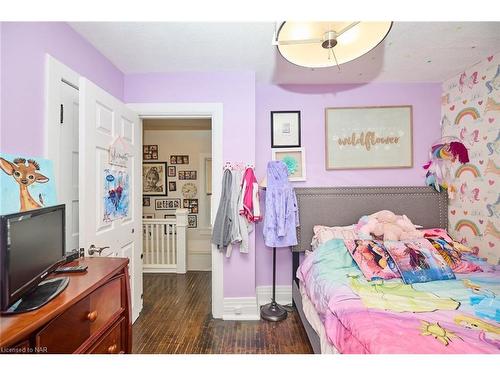 5215 Palmer Avenue, Niagara Falls, ON - Indoor Photo Showing Bedroom