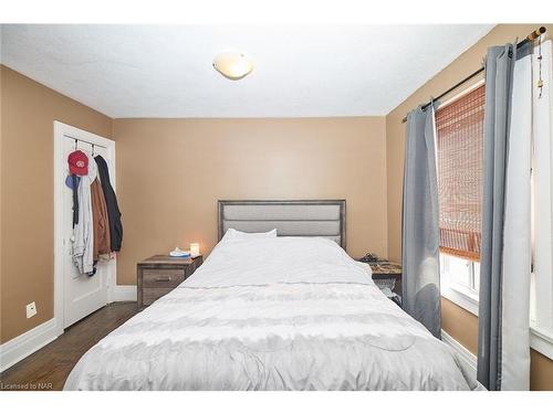 5215 Palmer Avenue, Niagara Falls, ON - Indoor Photo Showing Bedroom