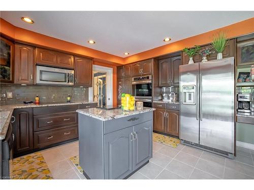 23 Green Meadow Crescent, Welland, ON - Indoor Photo Showing Kitchen With Upgraded Kitchen