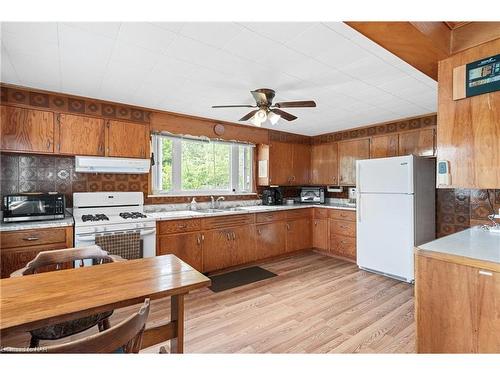 4060 Rebstock Road, Fort Erie, ON - Indoor Photo Showing Kitchen With Double Sink