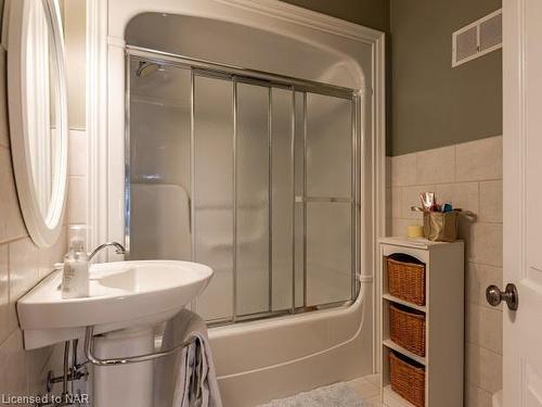 101 Tennessee Avenue, Port Colborne, ON - Indoor Photo Showing Bathroom