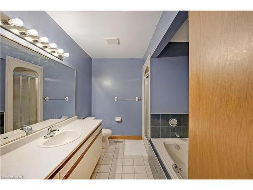 15-2720 Mewburn Road, Niagara Falls, ON - Indoor Photo Showing Bathroom