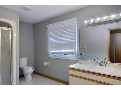 15-2720 Mewburn Road, Niagara Falls, ON - Indoor Photo Showing Bathroom