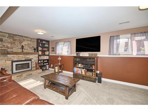7623 Cavendish Drive, Niagara Falls, ON - Indoor Photo Showing Living Room With Fireplace