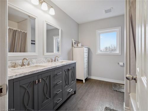 10252 Willoughby Drive, Niagara Falls, ON - Indoor Photo Showing Bathroom