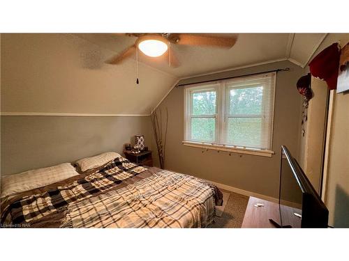 6329 Atlee Street, Niagara Falls, ON - Indoor Photo Showing Bedroom