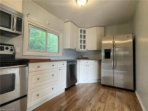 6329 Atlee Street, Niagara Falls, ON - Indoor Photo Showing Kitchen