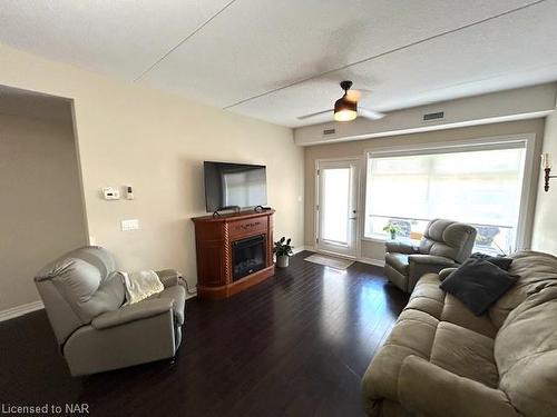 111-4644 Pettit Avenue, Niagara Falls, ON - Indoor Photo Showing Living Room