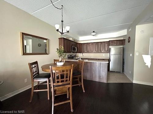 111-4644 Pettit Avenue, Niagara Falls, ON - Indoor Photo Showing Dining Room