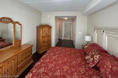 111-4644 Pettit Avenue, Niagara Falls, ON - Indoor Photo Showing Bedroom