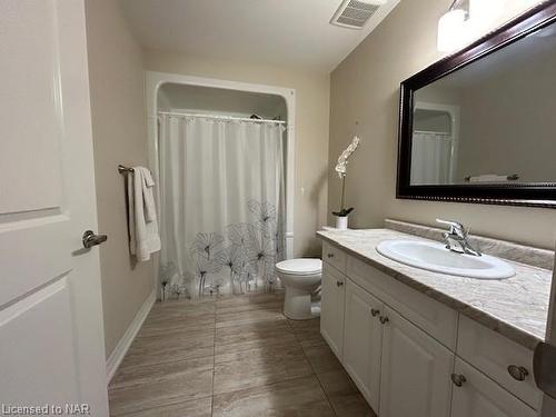 111-4644 Pettit Avenue, Niagara Falls, ON - Indoor Photo Showing Bathroom