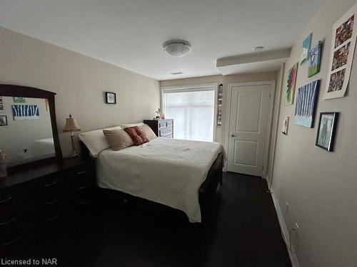 111-4644 Pettit Avenue, Niagara Falls, ON - Indoor Photo Showing Bedroom