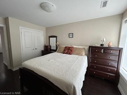111-4644 Pettit Avenue, Niagara Falls, ON - Indoor Photo Showing Bedroom