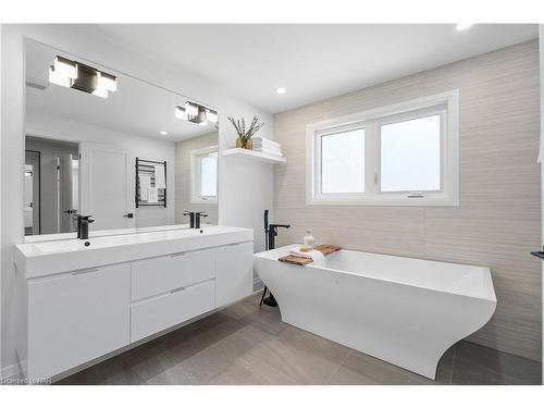 7148 Mccoll Drive, Niagara Falls, ON - Indoor Photo Showing Bathroom