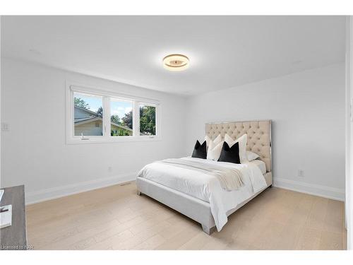 7148 Mccoll Drive, Niagara Falls, ON - Indoor Photo Showing Bedroom