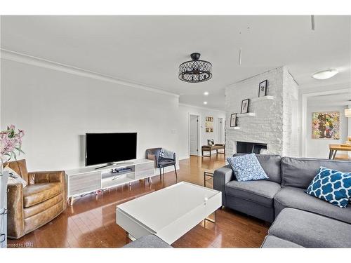 9 Crestcombe Road, St. Catharines, ON - Indoor Photo Showing Living Room