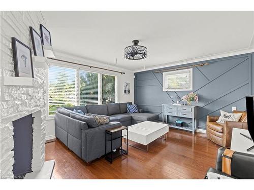 9 Crestcombe Road, St. Catharines, ON - Indoor Photo Showing Living Room