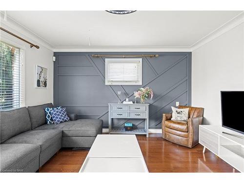 9 Crestcombe Road, St. Catharines, ON - Indoor Photo Showing Living Room