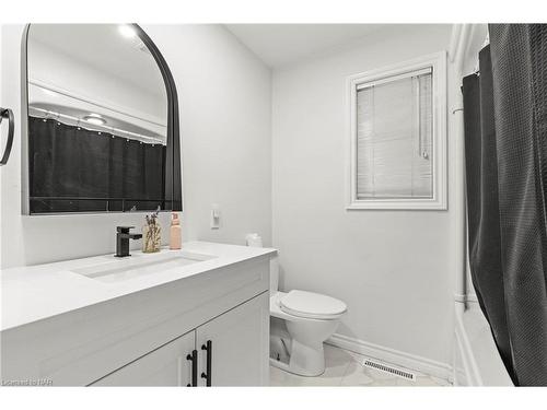 9 Crestcombe Road, St. Catharines, ON - Indoor Photo Showing Bathroom