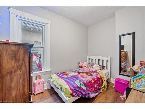 22 Denistoun Street, Welland, ON - Indoor Photo Showing Bedroom