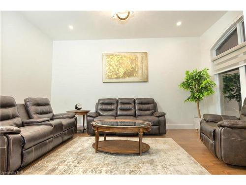 200 Snyders Avenue, Belmont, ON - Indoor Photo Showing Living Room