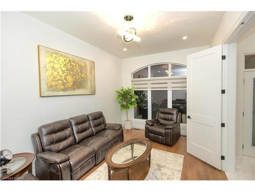 200 Snyders Avenue, Belmont, ON - Indoor Photo Showing Living Room