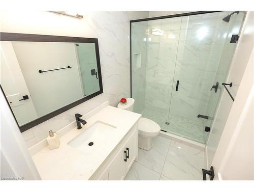 200 Snyders Avenue, Belmont, ON - Indoor Photo Showing Bathroom